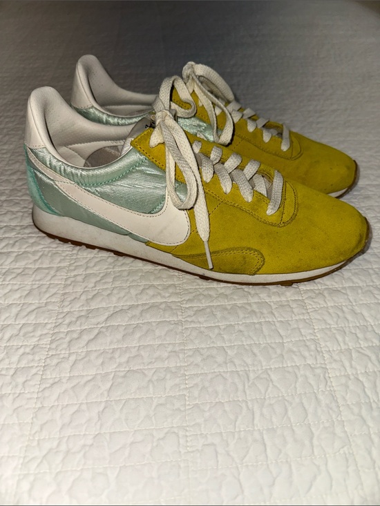 Nike Shoes - Nike 9.5 Pre Montreal Vintage Racer Women’s Retro Sneakers Yellow & Mint